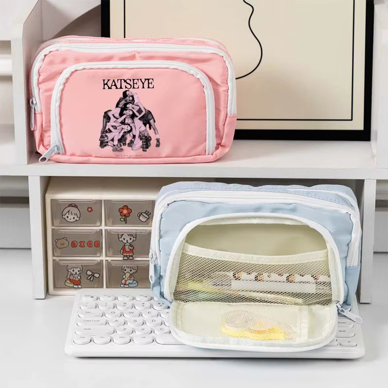 Potdemiel Schreibwaren Etui K-KATSEYE in Pink mit großem Fassungsvermögen für Schüler und Studenten - Bild 1