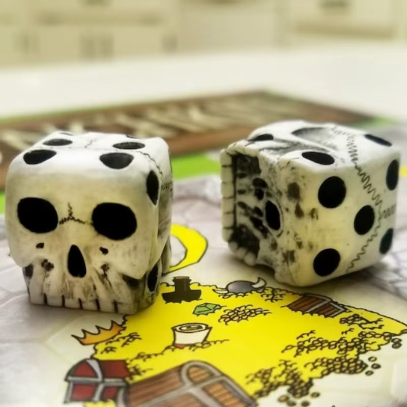 Meade Dungeons und Drachen Halloween Würfel Set, weiße Schädel, 2-teiliges Set - Bild 5