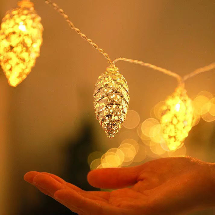 LED Weihnachts-Lichterkette mit 10 Lichtern in Form von Tannenzapfen, warmweiß, Gold und Silber, Länge: 1,5 m - Bild 2