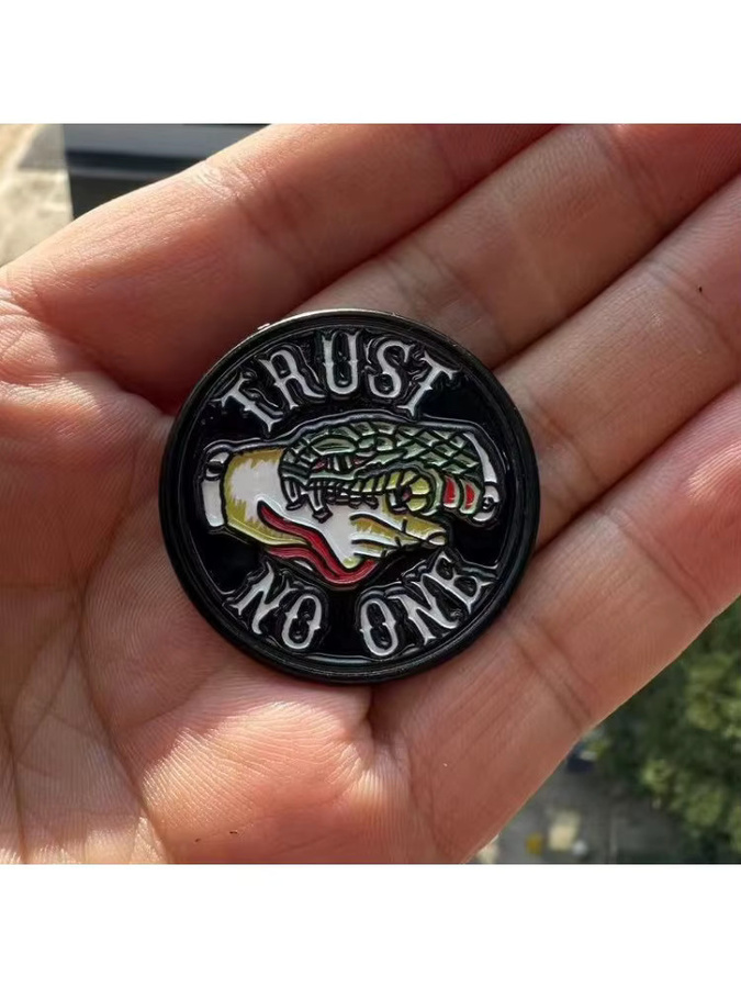 Brosche MDKES, Trust No One, Unisex - Bild 3