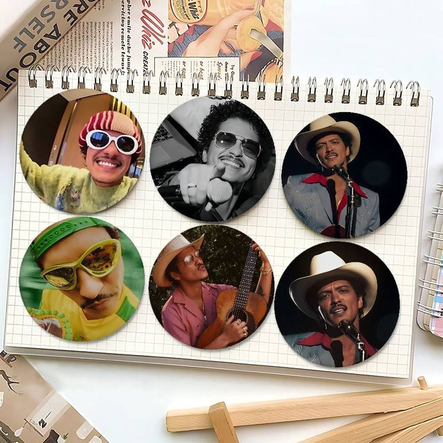 Mesuca Brosche, Metall, rund, multicolor, Bruno Mars - Bild 1