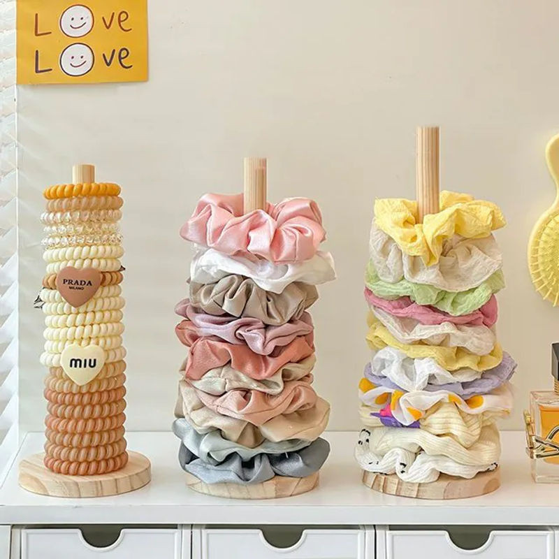 Minimalistischer Holz-Haarbandhalter für Kinder in Braun als Aufbewahrungsregal und Präsentationsständer für Scrunchies, Armbänder und Uhren - Bild 1