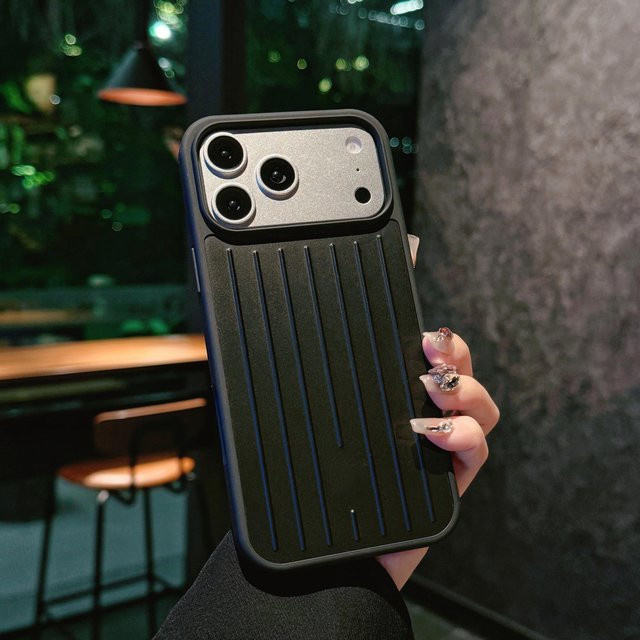 Rimowa Style Handyhülle für iPhone 17 Pro Max 16 15 14 13 mit 3D Wellenstreifen Design aus Aluminium-Magnesium-Legierung Hartschale in Schwarz - Bild 1