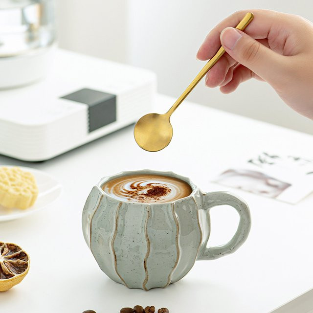 Handgefertigte Keramiktasse im Retro-Design mit Streifenmuster, unregelmäßig geformter Kaffeetasse und Milchbecher - Bild 1