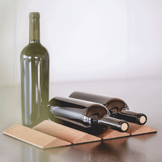 Weinregal aus geöltem Eichenholz von Fairwerk in Braun und Beige - Bild 1
