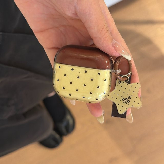 Stoßfeste Apple AirPods Schutzhülle mit Anhänger im Vintage Polka-Dot Design, transparent Grün-Braun - Bild 1