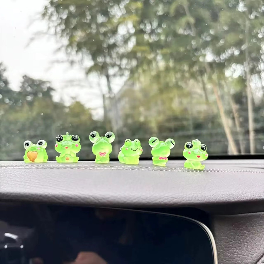7er Set KJOY Einsamer Frosch Nachtleuchtende Cartoon Figuren in Grün zur Dekoration für Auto, Büro und Schreibtisch - Bild 3