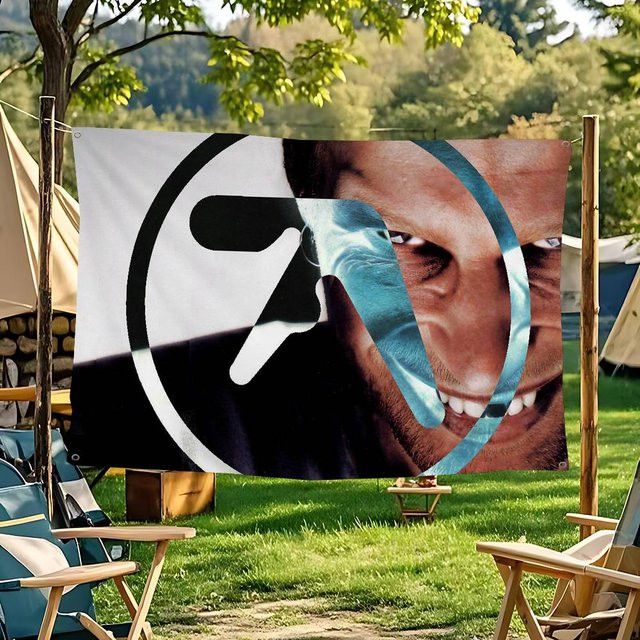 Aphex Twin Cartoon Flagge Wandbehang von Potdemiel als Science Fiction Deko für dein Zimmer - Bild 1
