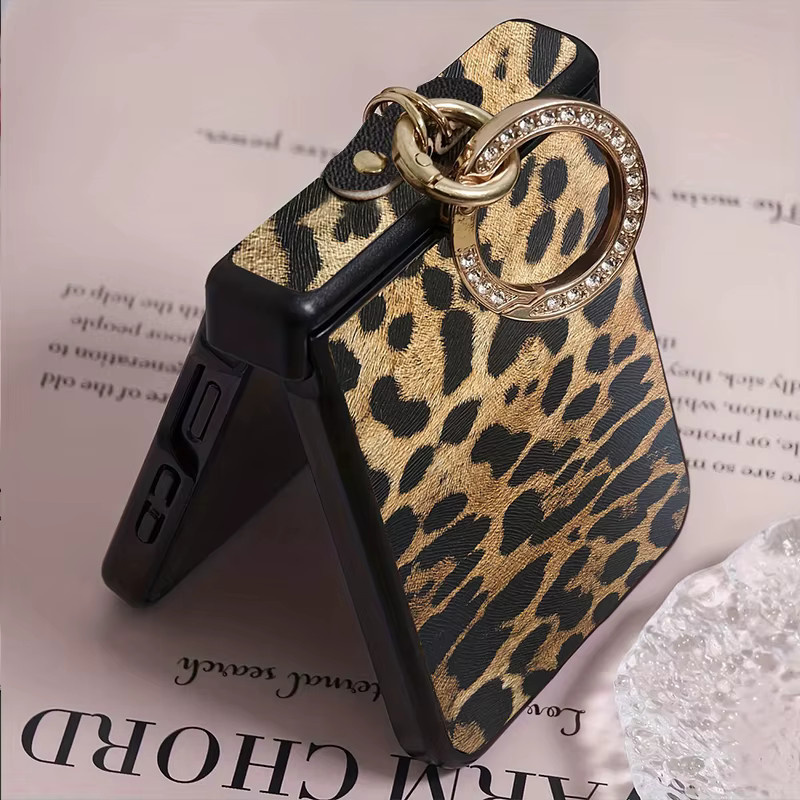 Luxuriöse Samsung Galaxy Z Flip Handyhülle aus PU-Leder mit Leopardenmuster in Pink Multicolour und diamantbeschichtetem Ringverschluss - Bild 2