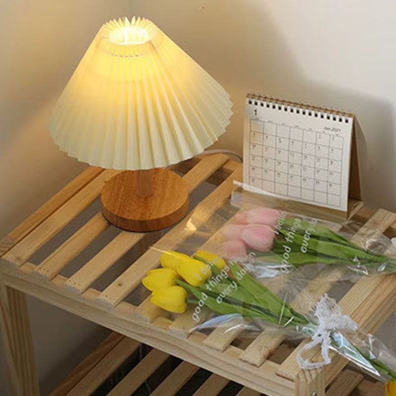 Lyfs Nordic Plissee Tischlampe in Weiß mit Holzfuß, faltbares USB-Nachtlicht für Schlafzimmer und Wohnambiente - Bild 2