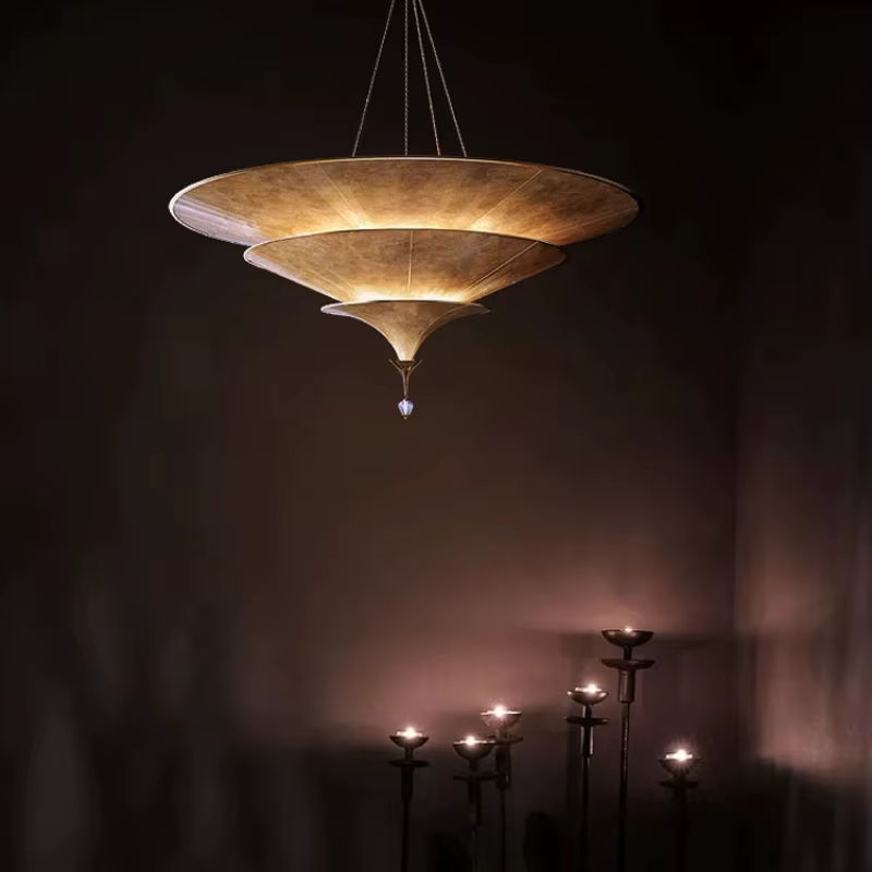 Fortuny Pendelleuchte im Wabi-Sabi Stil mit Stoffschirm und Metallakzenten in Gold/Messing für dein Zuhause - Bild 2