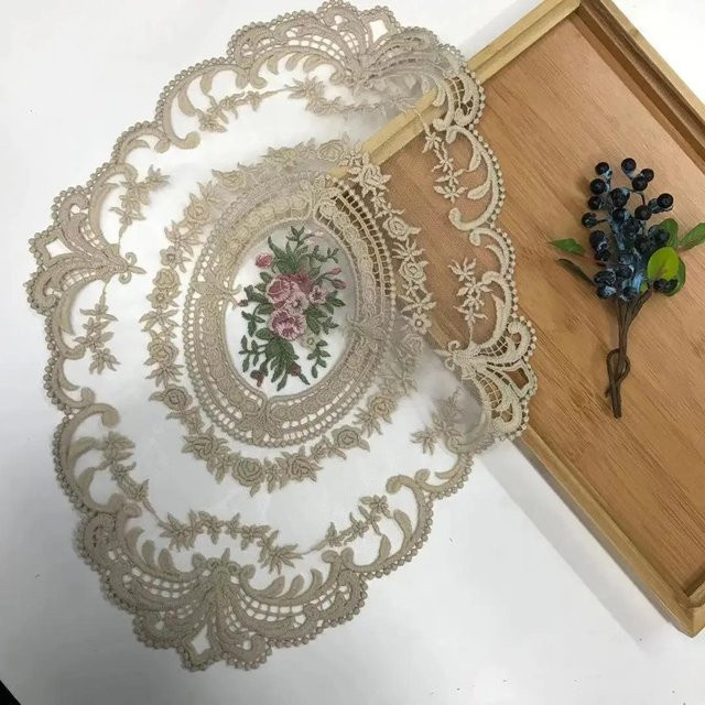 Elegante runde Tischdecke mit floraler Bestickung von Yiran Furniture in Beige, B/B: 43 x 30 cm - Bild 1