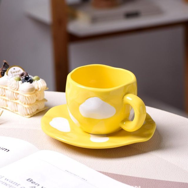 Handbemaltes Keramik Kaffeetassen-Untertassen-Set von Yiran Furniture in Weiß und Gelb mit Wolken-Design - Bild 1