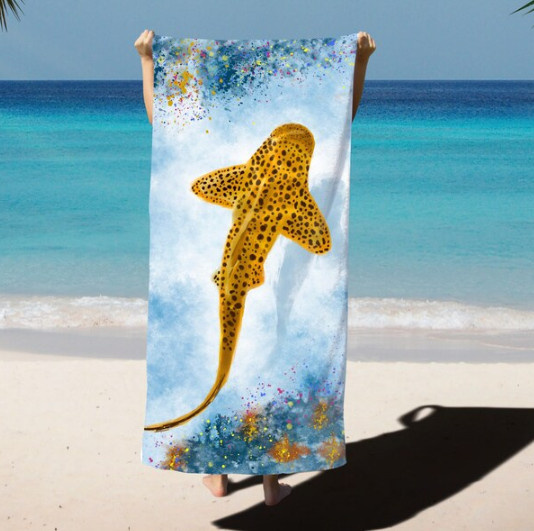 Sandfreies und schnell trocknendes Mikrofaser Strandtuch Leopard Shark in Multicolour - Bild 1