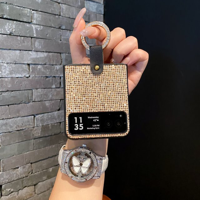 Luxuriöse Leder-Strass Telefonhülle mit Ring-Schnalle und goldenem Gittermuster für Motorola Moto Razr 40 und Moto Razr 40 Ultra in Gold - Bild 1