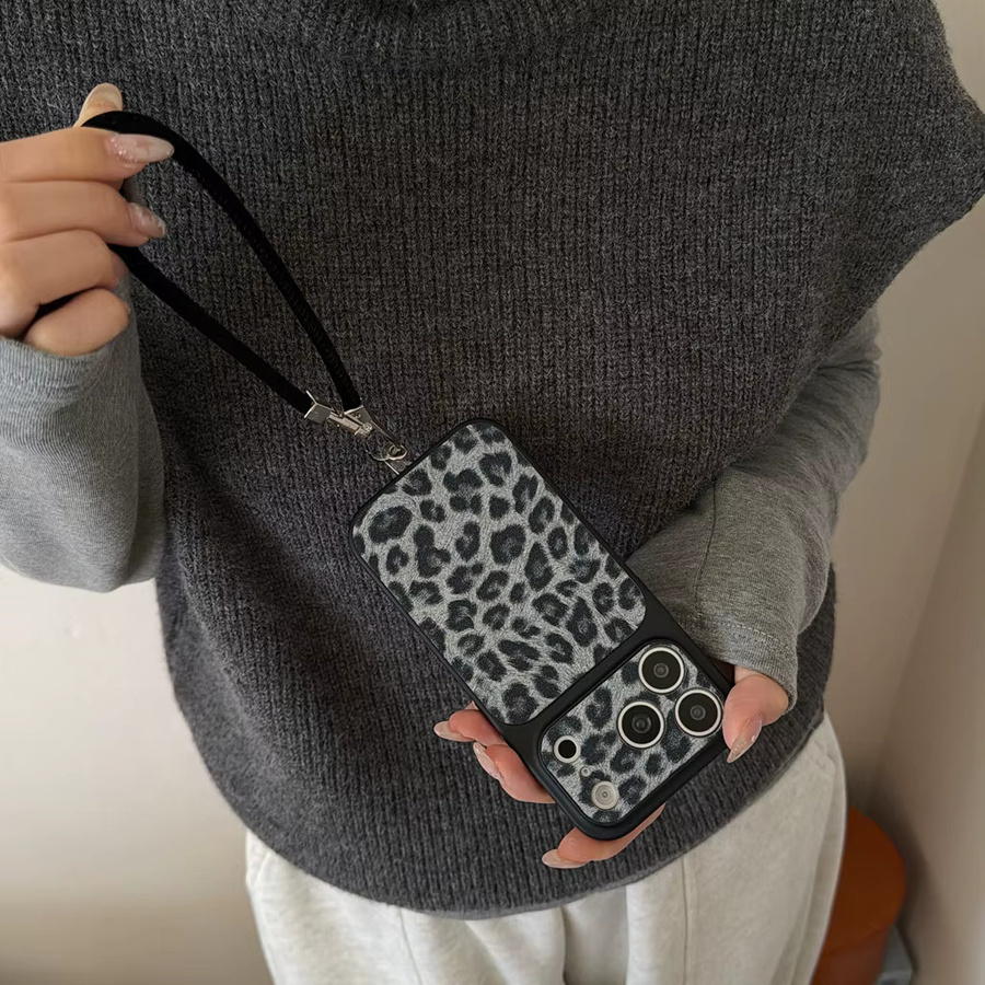 Apple Handyhülle mit Leopardenmuster aus Kunstleder und Umhängeband für iPhone 17, 16, 15, 14 Pro Max in Schwarz und Multicolour - Bild 4