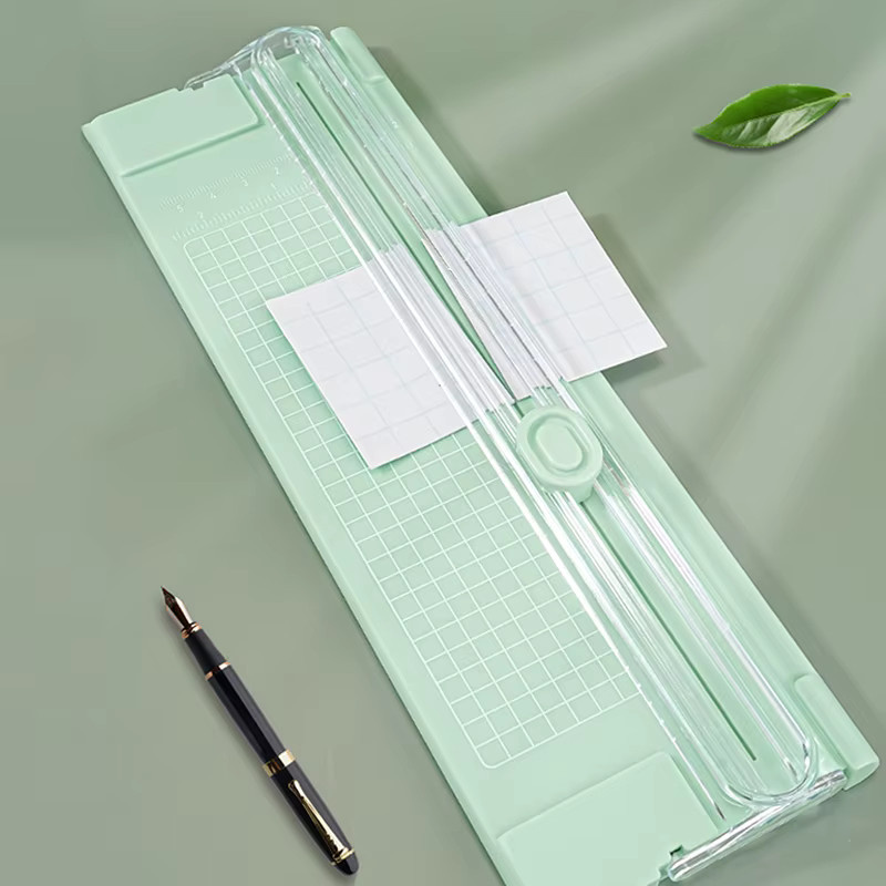 Manueller Mini-Papierschneider mit Rotationsmesser in Grün für handgeschöpftes Papier, Karten, Fotos und laminiertes Papier - Bild 1