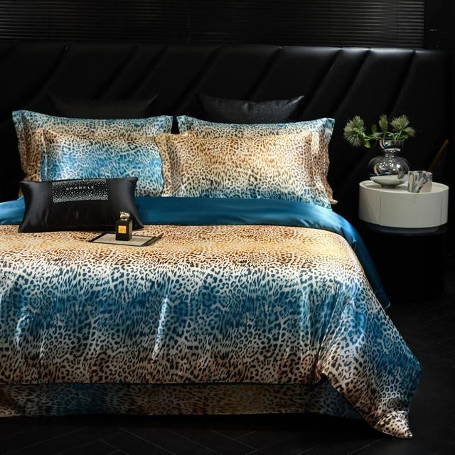 Bin Chi Textiles Luxus Bettwäsche-Set aus Seidensatin mit Leopardenmuster in Blau, 4-teiliges Set bestehend aus Bettbezug, Laken und Kissenbezügen - Bild 1