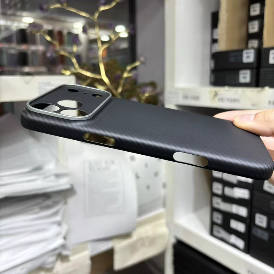 Magnetische Kevlar-Aramidfaser Schutzhülle für iPhone 17 Pro Max und iPhone 17 Pro mit MagSafe und Metall-Kameralinsen-Schutzrahmen in Schwarz - Bild 4