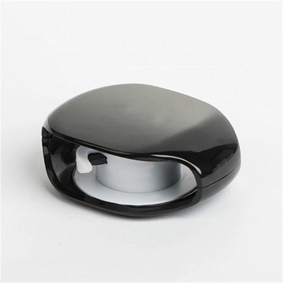 Einziehbarer Kabelwickler in Schwarz als kompakter Kabel-Organizer für USB-Ladegeräte, Datenkabel, Kopfhörer und Tablets - Bild 1