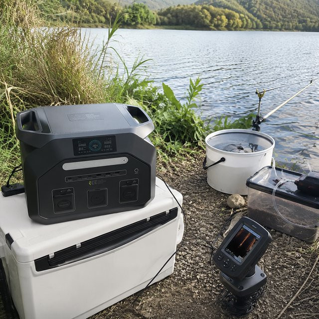 IEE Outdoor Fishing P1800 Tragbare Powerstation mit 1024Wh Kapazität, 1800W Solargenerator und LiFePO4 Batterie, 11 Anschlüsse und App-Steuerung - Bild 1