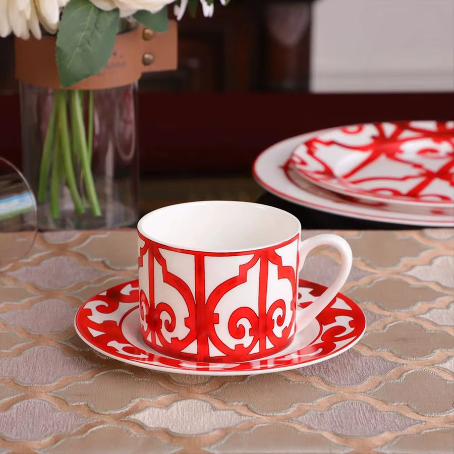 RETYLY Kaffeetassen und Untertassen Set aus Bone China in Rot - Bild 3