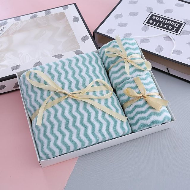 Personalisierte Handtuch-Geschenkbox von Yiran Furniture in Türkis mit besticktem Schriftzug, bestehend aus einem Handtuch und einem Badetuch - Bild 1