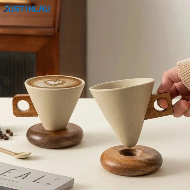 JUSTINLAU Keramik-Kaffeetasse mit Holzsockel und Griff in Beige, Retro-Design aus Keramik und Holz - Bild 1