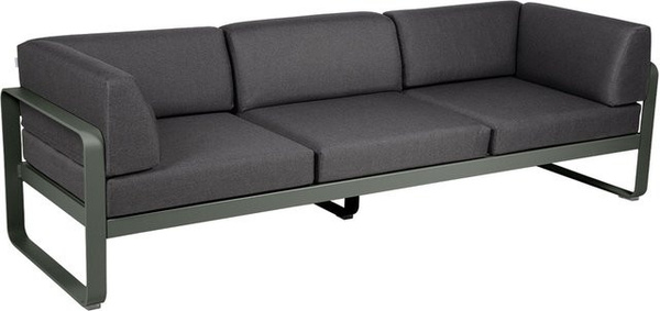 Fermob Bellevie Clubsofa 3-Sitzer mit Armlehnen aus pulverbeschichtetem Stahl und UV-beständigen Polsterkissen in Weiß, Grün oder Grau