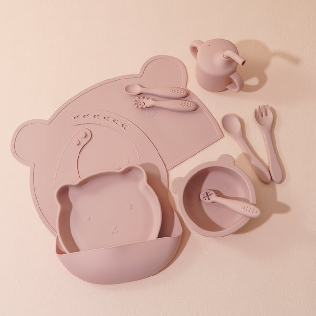 8-teiliges Silikon Baby Fütterungsset mit verstellbaren Lätzchen und Cartoon Bär Design in Pink und Sandfarben - Bild 1