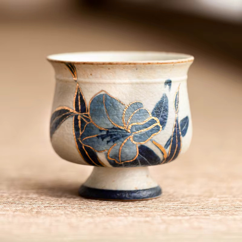 Handbemalter Keramik-Meisterbecher mit floralem Lilien-Design in Blau-Weiß-Rot und Gold für die Gongfu-Teezeremonie - Bild 3