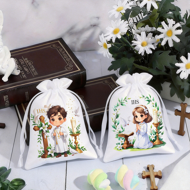 5 Stück weiße Geschenktüten mit Kreuz-Motiv und Kordelzug für religiöse Feiern wie Taufe oder Erstkommunion - Bild 1
