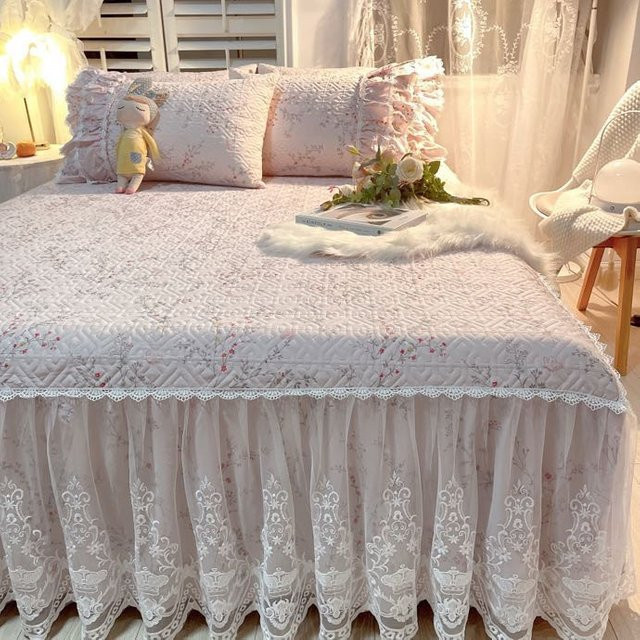 Luxuriöse Bettwäsche aus 100 % Baumwolle mit Blumenmuster und Spitzenrüschen in Pink, Set bestehend aus Tagesdecke und Kissenbezug, B/H: 100 x 200 cm - Bild 1