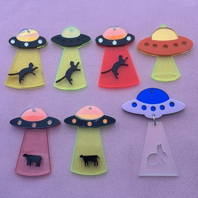 Ohrringe und Anhänger UFO Raumschiff, Acryl, Bunt - Bild 1