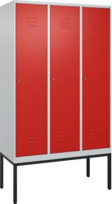 C+P Spind Classic PLUS Garderobenschrank mit 3 Abteilen, Gestell aus Stahl, Zylinderschloss und 4 Garderobenhaken, Farbe: Rot, H x B x T: 212 x 120 x 50 cm - Bild 1