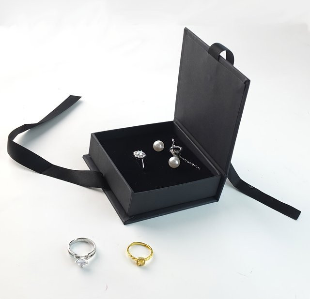 Schmuckverpackungsbox mit Band-Flip-Verschluss für Ringe, Ohrringe und Halsketten in Pink oder Schwarz - Bild 1