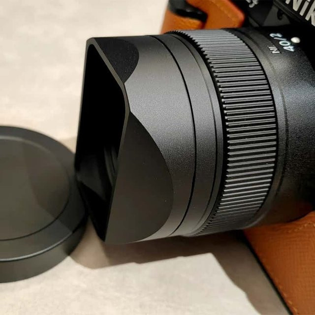 Nikon Quadratische Metall-Gegenlichtblende mit Metallhaubendeckel für NIKKOR Z 40mm F2 und Z 40mm F2.0SE in Schwarz - Bild 1