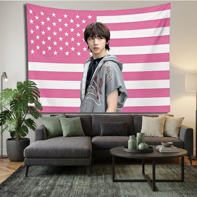 CORTIS JUHOON Wandteppich Rosa Amerikanische Flagge mit Sternen, K-Pop Idol Wandbehang aus Textil, Breite: 60 cm, Höhe: 40 cm - Bild 1