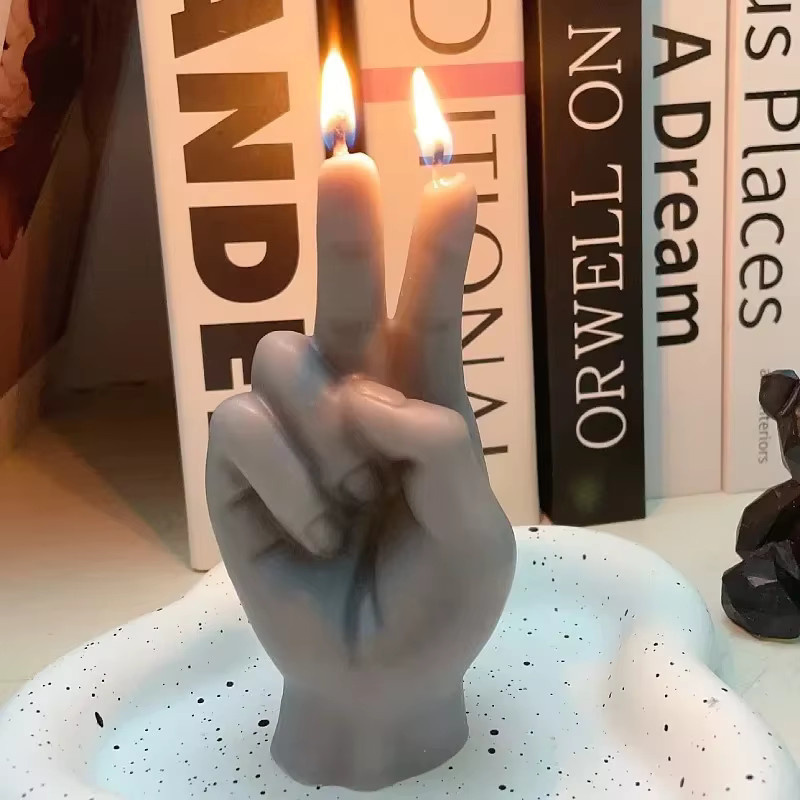 Moderne fingerförmige Duftkerzen aus Wachs in Grau als kreative Dekoration und besonderes Geschenk - Bild 3