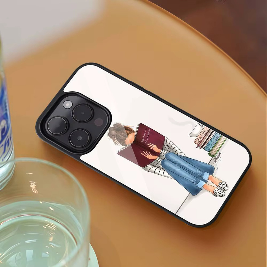 Glänzende Handyhülle mit Mädchen beim Lesen Motiv für iPhone 11 bis iPhone 16 Pro Max in Multicolour - Bild 3