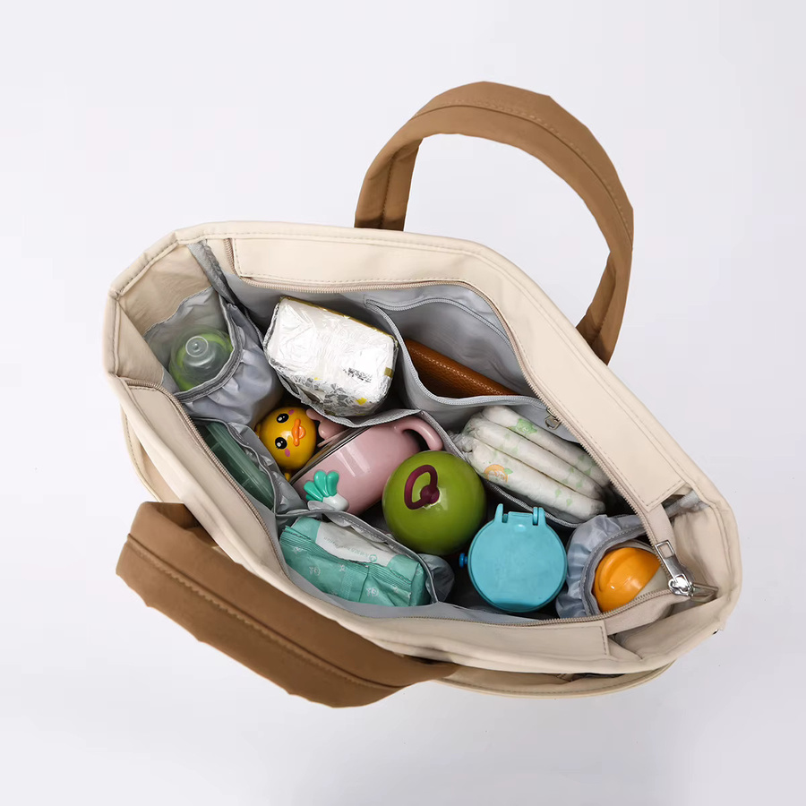 Multifunktionale Wickeltasche aus Oxford-Gewebe in Beige mit Schulterriemen und Organizer - Bild 2