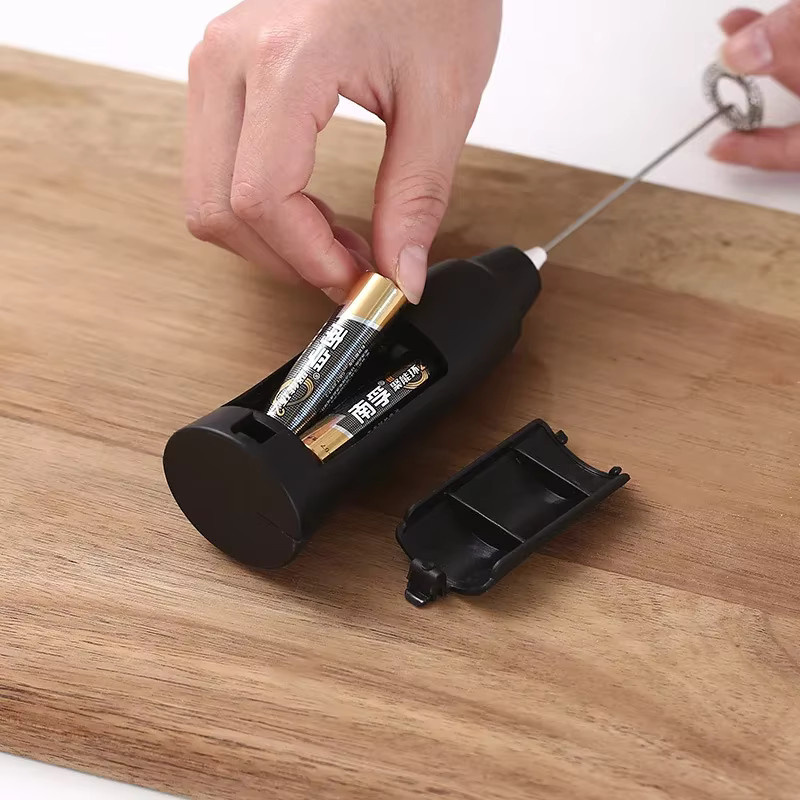 Elektrischer Handheld Milchaufschäumer und Mini-Mixer in Schwarz für Kaffee und Getränke - Bild 3