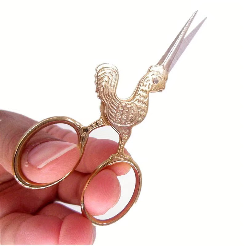 Vintage Stickschere aus Metall in Gold und Kupfer für Handarbeiten und Stickerei - Bild 2