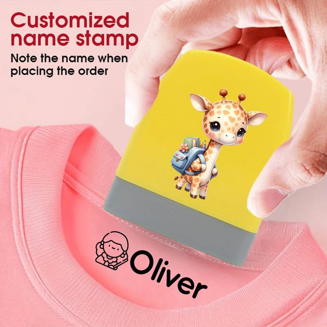 Personalisierter Namensstempel mit Cartoon-Giraffe in Gelb für Kleidung und Schule, wasserfester Textilstempel aus Kunststoff - Bild 1