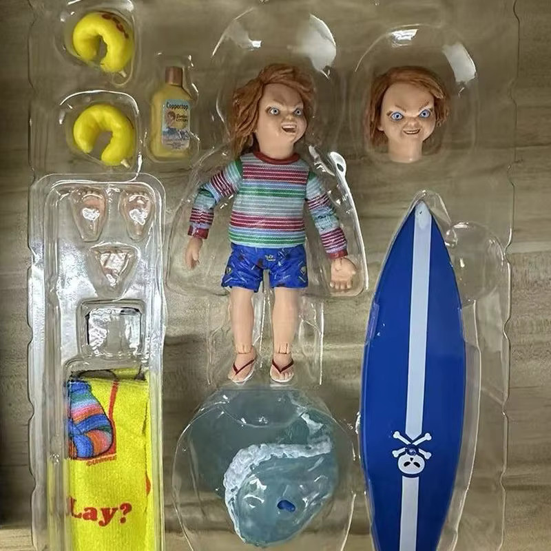 NECA Child's Play Chucky 'Surfs Up' Actionfigur, Austauschbare Köpfe, Surfbrett - Bild 2