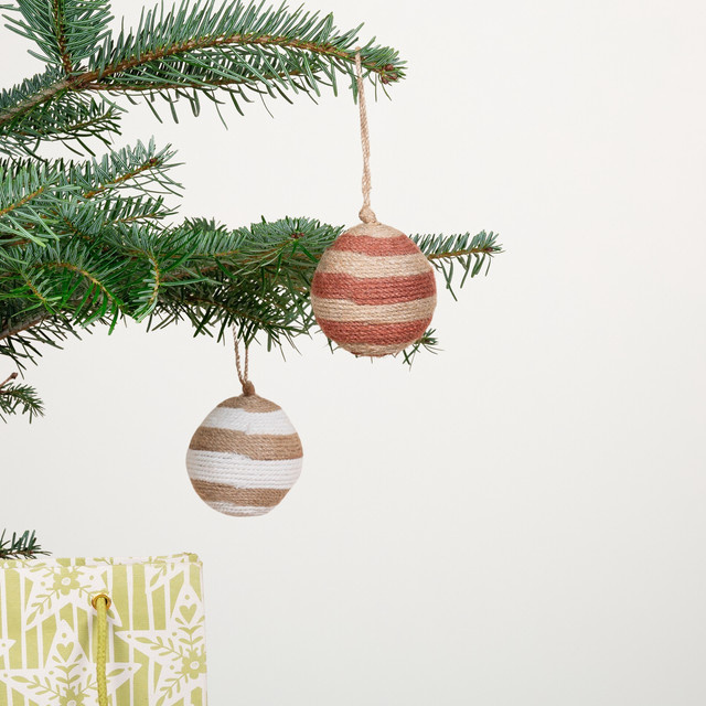 Weihnachtskugel von BLUME2000 in Braun mit Jute-Streifen, Durchmesser: 7,0 cm - Bild 1
