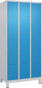 C+P Schließfachschrank Classic PLUS mit 3 Abteilen und Füßen, Farbe Grau und Lichtblau, B/T/H: 90 x 50 x 195 cm - Bild 1