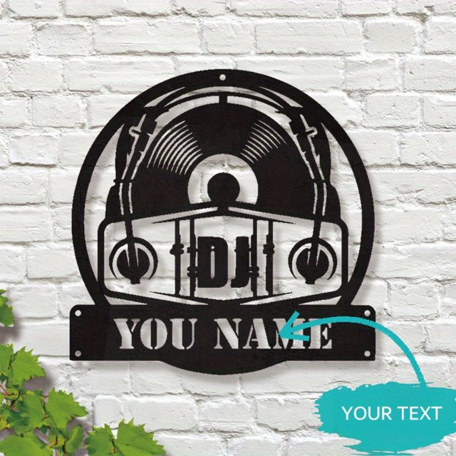 Personalisierte DJ Metall-Wandkunst Hello Young in Schwarz mit Kopfhörer-Design und individuellem Namen - Bild 1