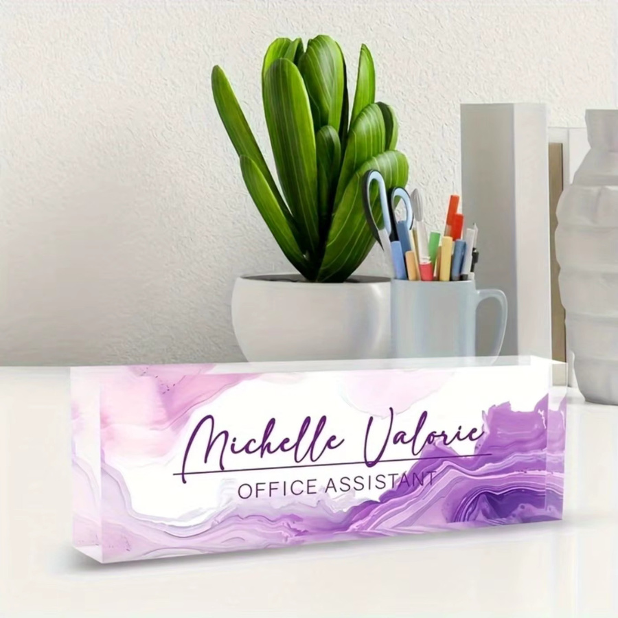 Personalisiertes Acryl-Schreibtisch-Namensschild mit Blumenständer von Hello Young in Rot und Mehrfarbig mit abstraktem Design - Bild 2