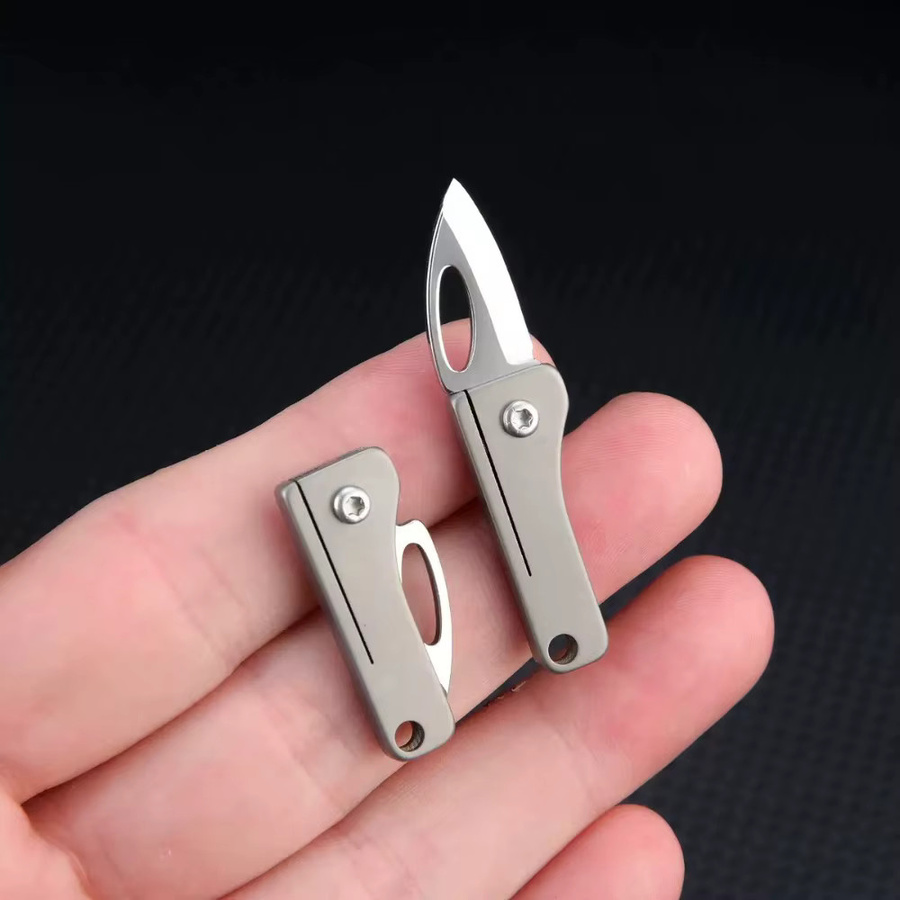 Mini-Klappmesser aus Titan-Legierung in Grau und Silber als tragbarer Schlüsselanhänger - Bild 3
